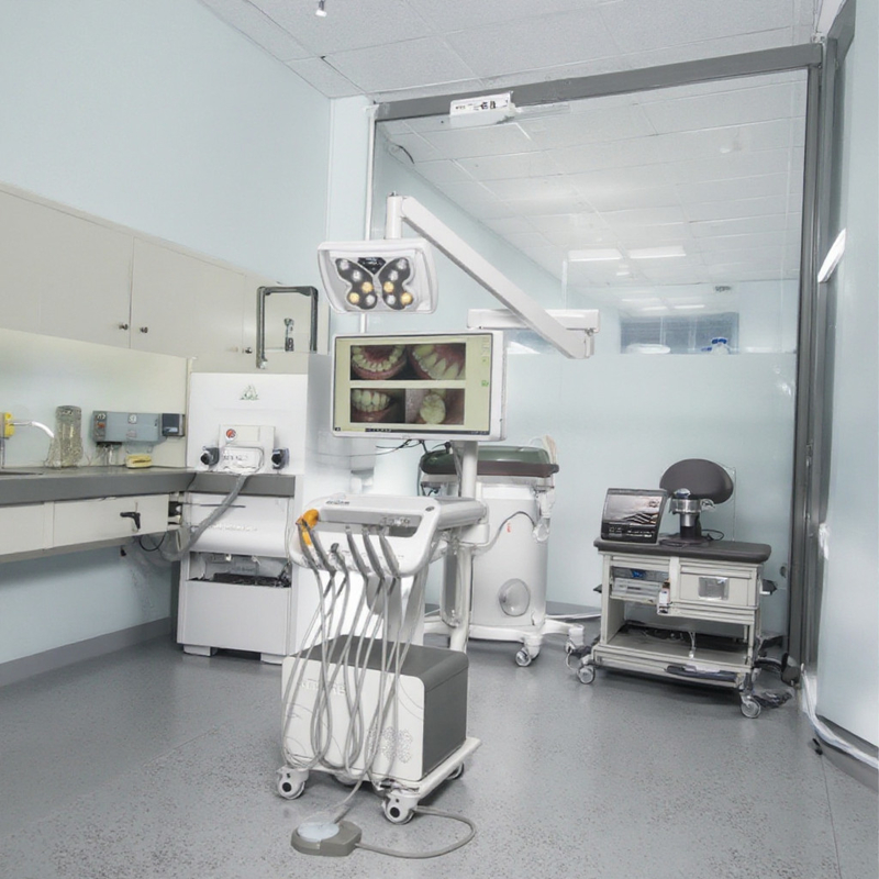Professional Dental Factory Dental Treatment Machine with Operation Light Portable Dental Unit with 550W Compressor